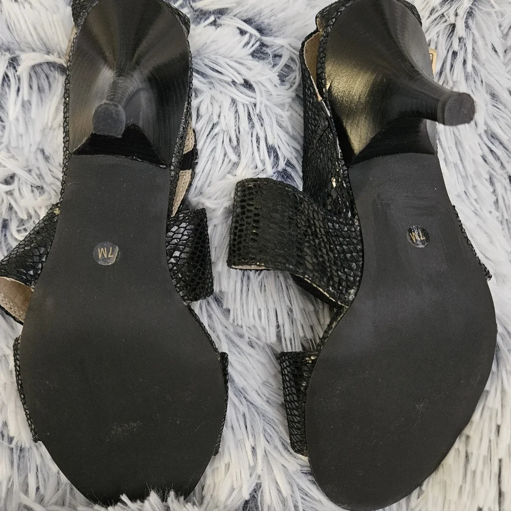 Michael Kor's Strappy Sexy Sandals Sz 7 Fits 7 1/2 foot Black and Gold - Picture 3 of 8